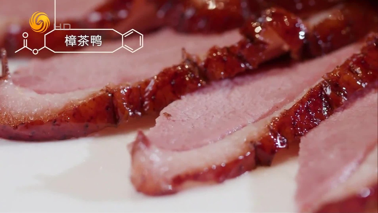 樟茶鸭色泽金红，软嫩多汁，两种酒搭配造就诱人可口的风味，让人回味无穷