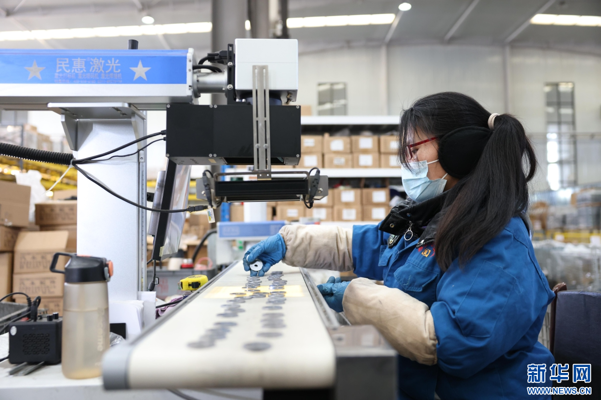 一家汽车配件生产企业的工人在操作激光刻字机。新华网发 李世强 摄