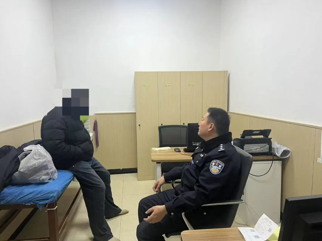 刺骨河水中，南昌一民警死死抱住群众不肯放手