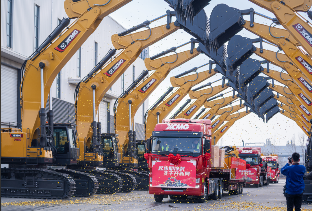 徐工高端露天矿山装备启航全球，集中交付