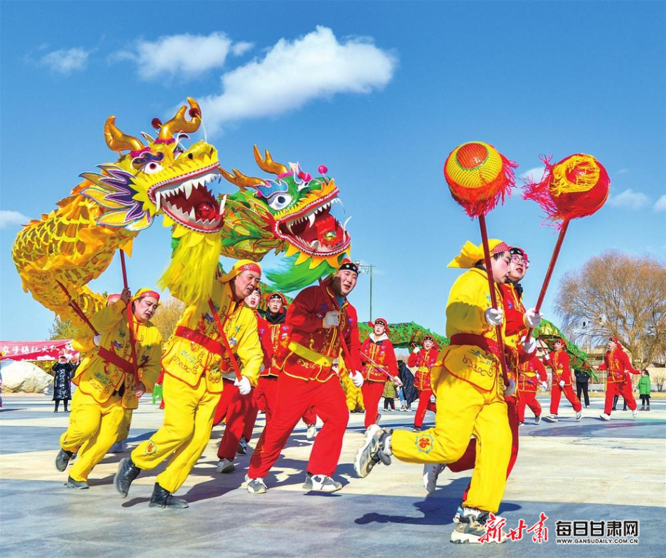 春节假期,敦煌市组织城乡9支社火队走进城区、景区进行舞龙、耍狮、跑旱船等社火表演,让市民和游客近距离感受民俗文化的独特魅力。新甘肃·甘肃经济日报通讯员 张晓亮 王斌银 摄