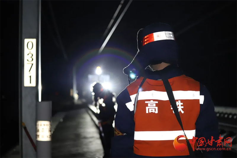 95后铁路卫士戈壁护航春运　午夜零下19度检修“天窗”