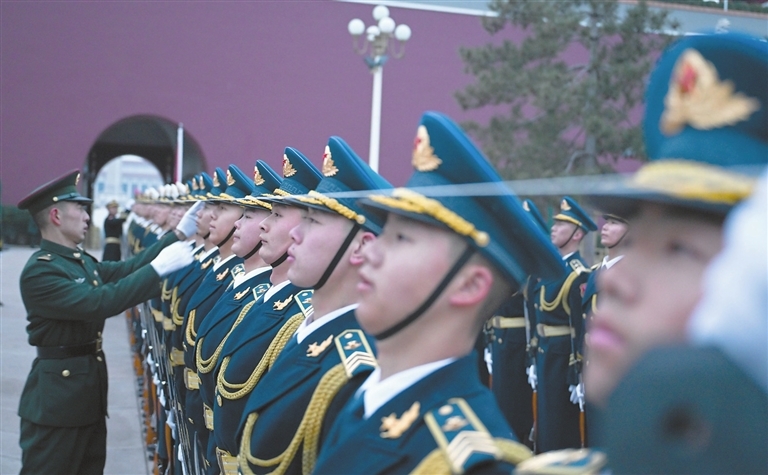 中国人民解放军仪仗司礼大队正在进行日常训练。右四为九江籍战士殷子昌。本报全媒体记者 张翰林摄