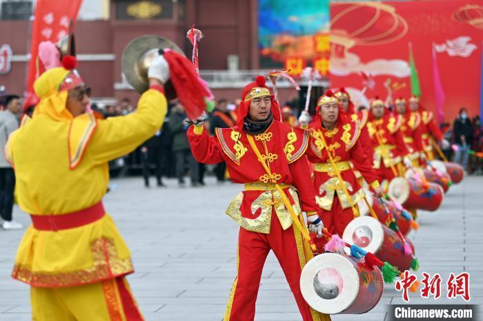 图为社火表演　中新社记者　九美旦增　摄