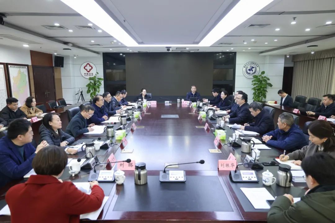 2月6日，区委书记祁美文带队赴市卫生健康委对接工作，与市卫生健康委党委书记、主任张维斌座谈交流。文胜/摄