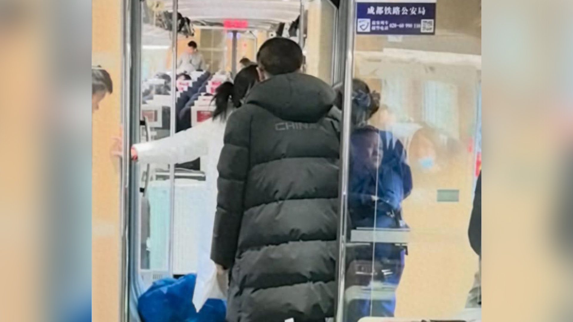 高铁上买到过期4年方便面？成都铁路：按规定不售方便面，可向12306反映