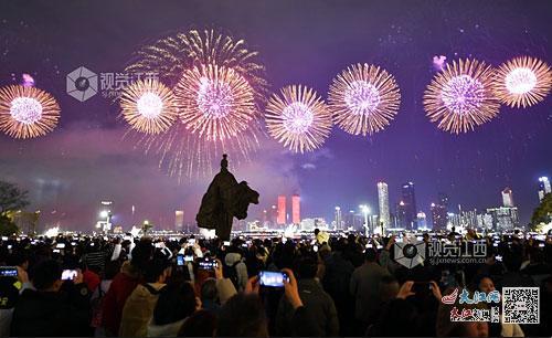 1月29日，“豫章春色人间烟火”2025年南昌市迎春烟花晚会在晚上8时绚烂开场。信息日报全媒体记者王祺摄