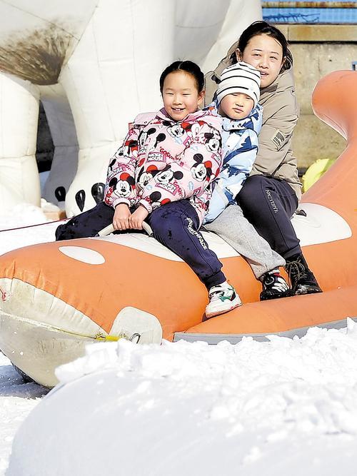 1月30日,天津极地海洋公园冰雪童梦镇,游客享受欢乐假期。天津日报记者 周 伟摄