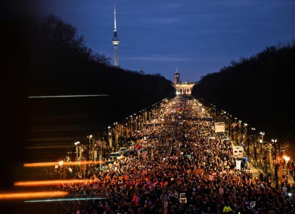 不满保守派向右派示好，德国16万人上街示威