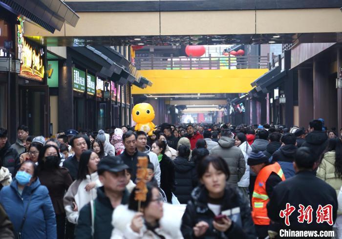 2月1日农历正月初四，河北省邯郸市邯郸道历史文化街区内，游客正在游玩。中新社记者 韩冰 摄