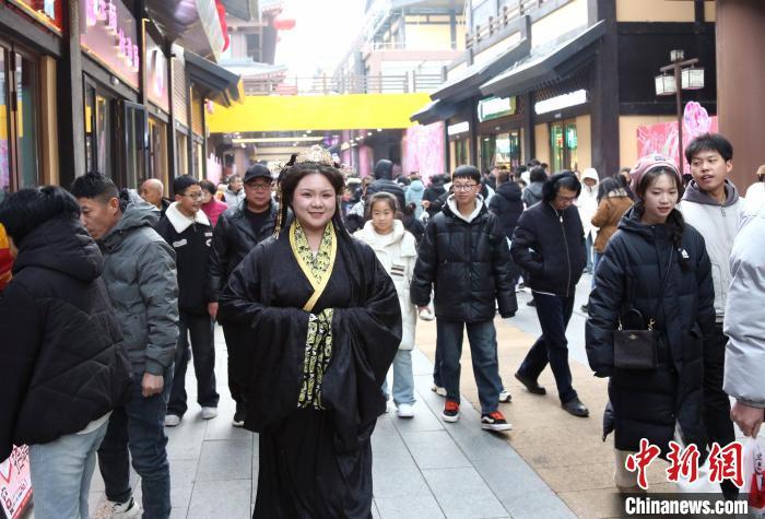 2月1日农历正月初四，河北省邯郸市邯郸道历史文化街区内，游客身穿古代服饰游玩。中新社记者 韩冰 摄