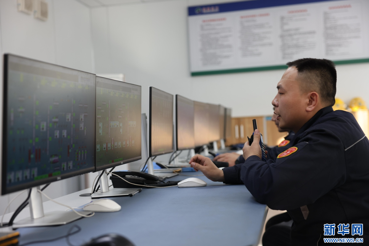 一家化工企业的工人在控制室工作。新华网发 李世强 摄