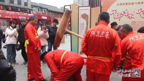 春节期间，南昌万寿宫内，来自上饶的师傅正在打年糕。胡丰宇摄