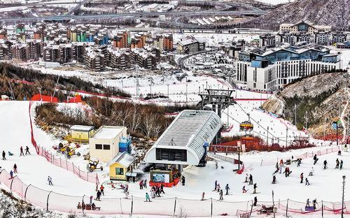 1月29日,游客在张家口市崇礼区翠云山银河滑雪场滑雪。春节假期,该区各大滑雪场开展了丰富多彩的活动,吸引游客前来享受冰雪乐趣。本报记者 耿 辉摄