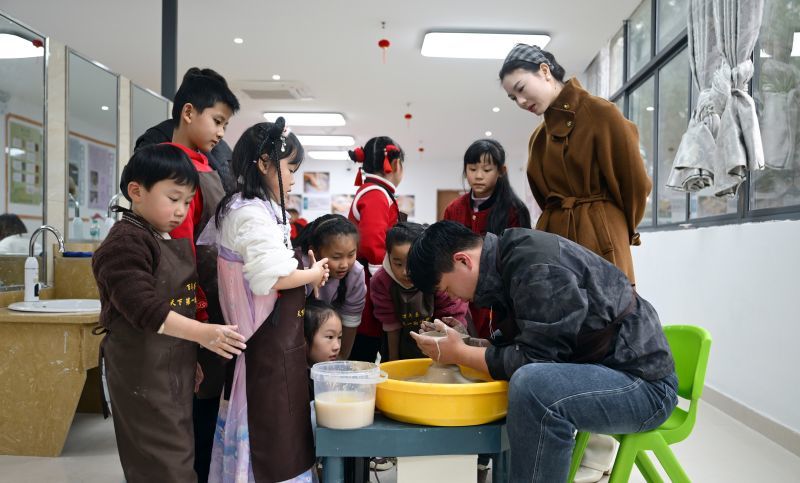 万年县：游客感受制陶魅力（图）