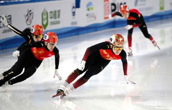 我省短道速滑女将（前）张楚桐（资料图片）