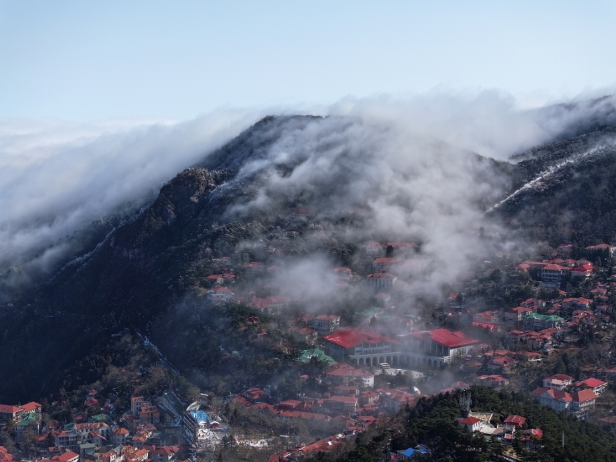 庐山风景名胜区:蛇年首场瀑布云磅礴呈现