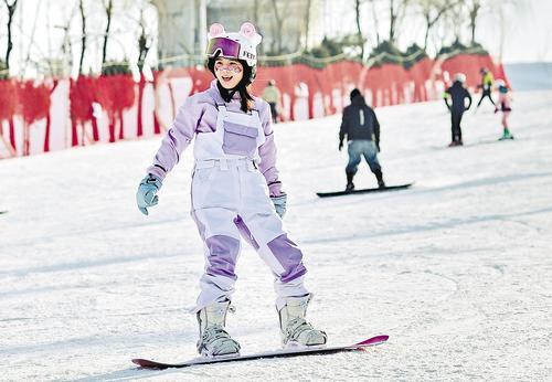 1月29日,游客在秦皇岛市海港区紫云山滑雪场滑雪。 本报记者 赵 杰摄