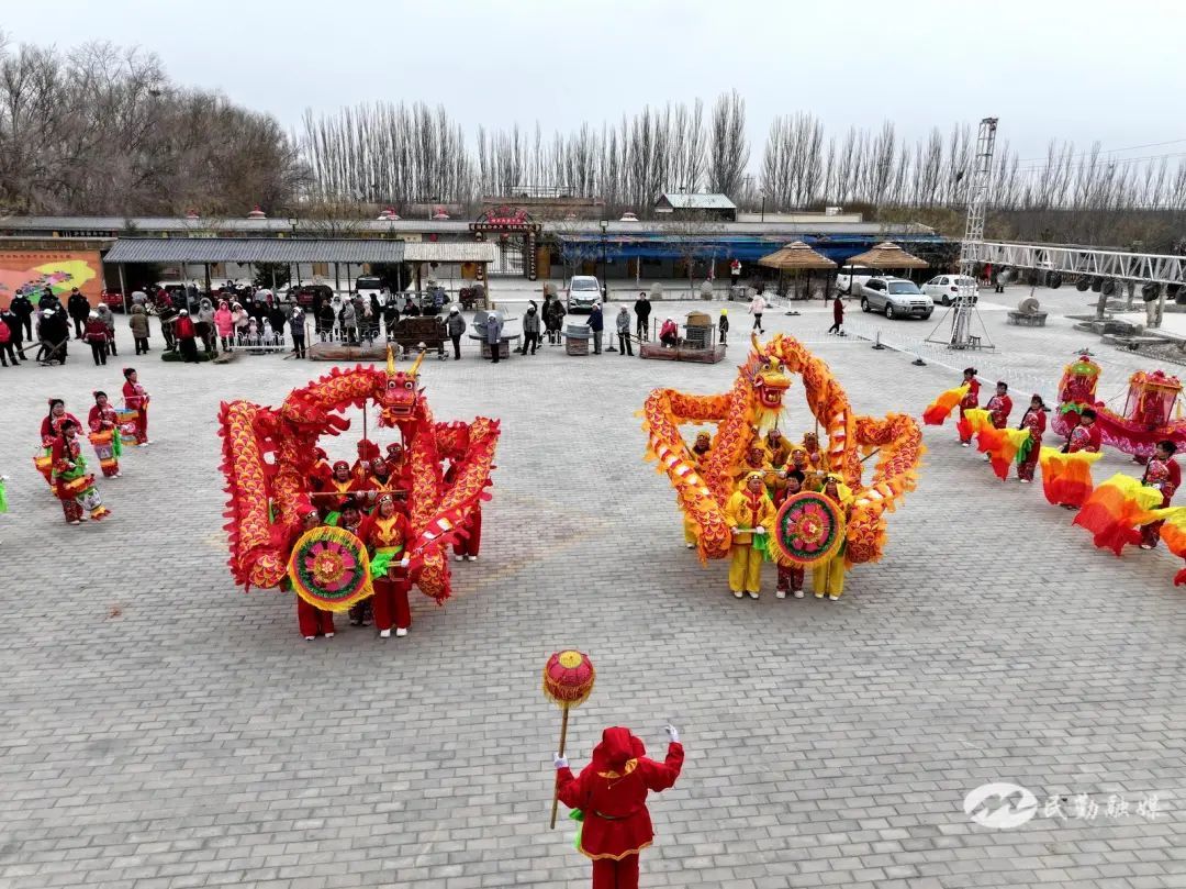 舞龙表演　卢璐　摄