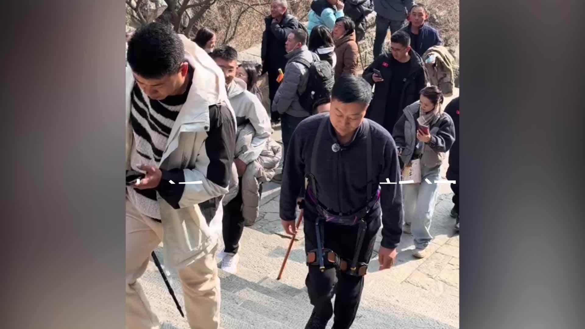 游客穿外骨骼机器人登顶泰山，开发方：在试运营，3月初批量上市，售价1万元以内