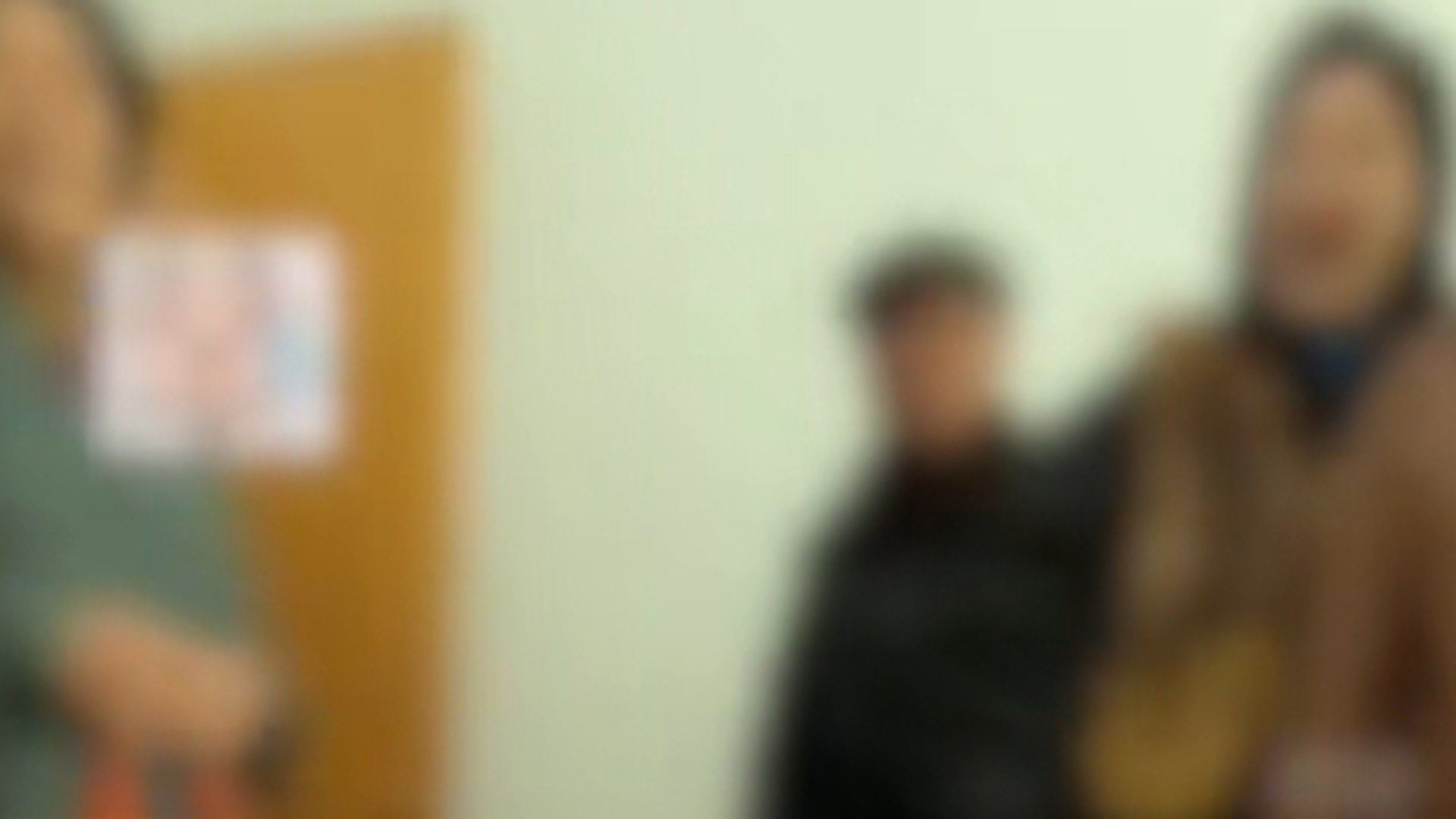 “女生醒来相亲对象站床边”系摆拍