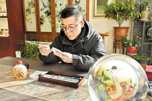 2月4日，衡水内画艺术博物馆。河北省工艺美术大师粘跃峰正在创作蛇年题材内画文创产品。本报记者 焦磊摄