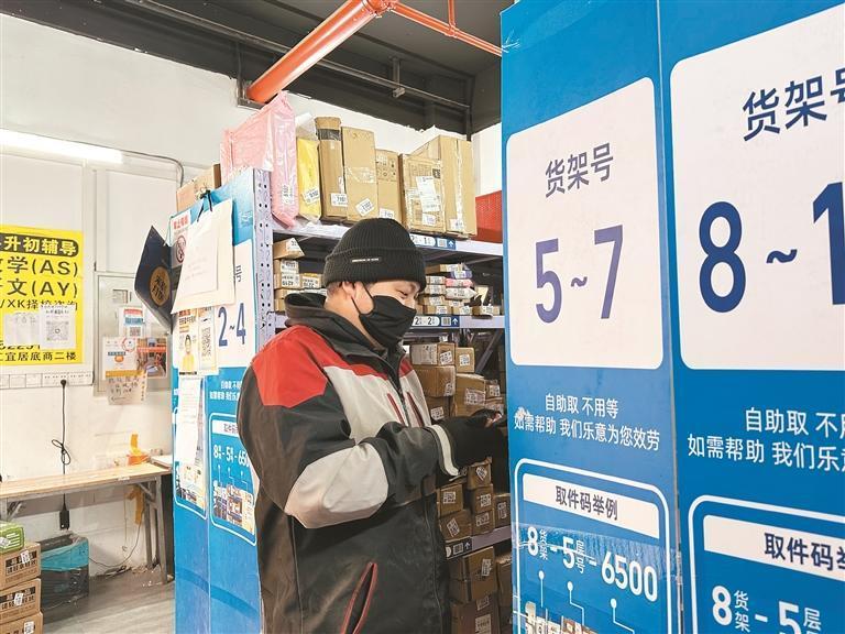 姚振英正在整理货架