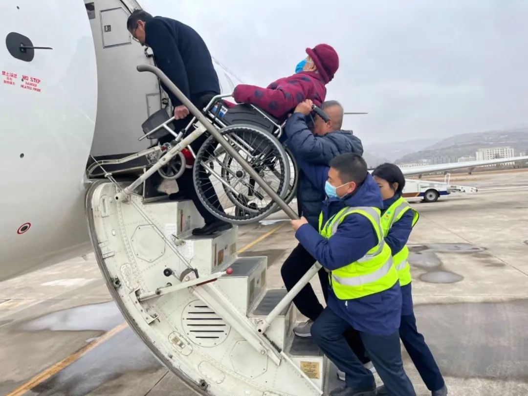 天水机场地服人员协助特殊旅客登机　王婷　摄