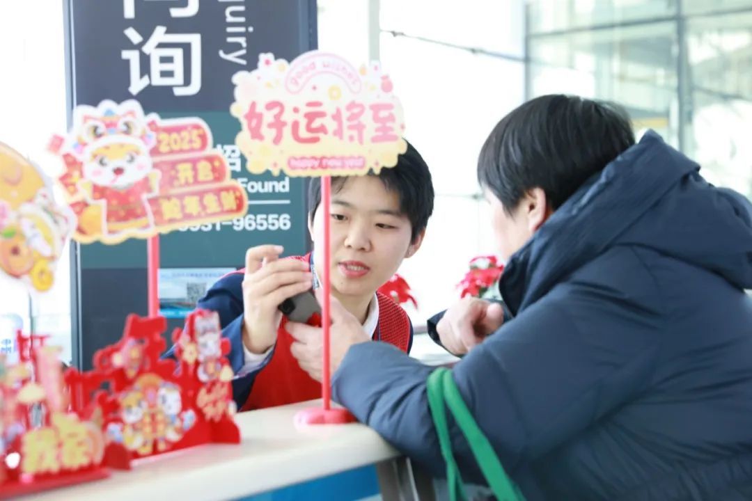 兰州机场工作人员为旅客做好问询引导工作　张斌　摄