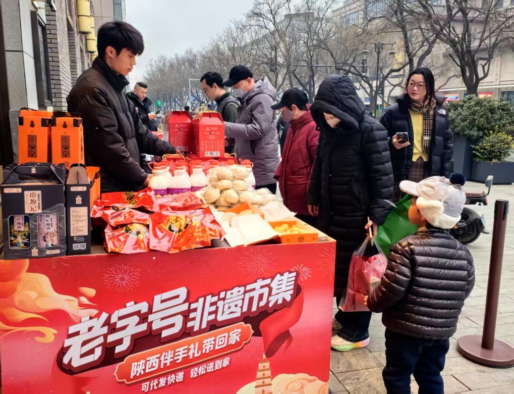 消费者在“老字号非遗市集”选购年货。新华社记者 蔡馨逸 摄