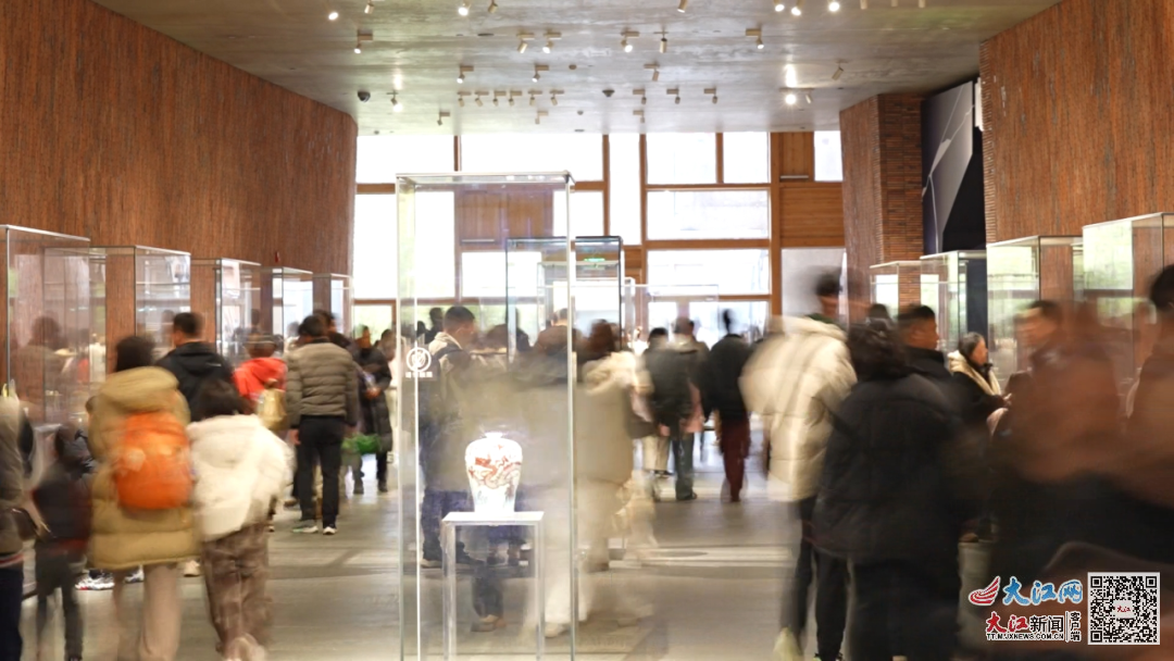 熙熙攘攘的展厅（景德镇市文旅局 供图）