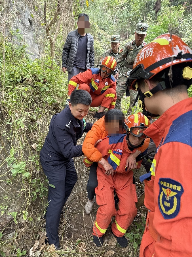 图3：联合救援力量协同护送王奶奶下山