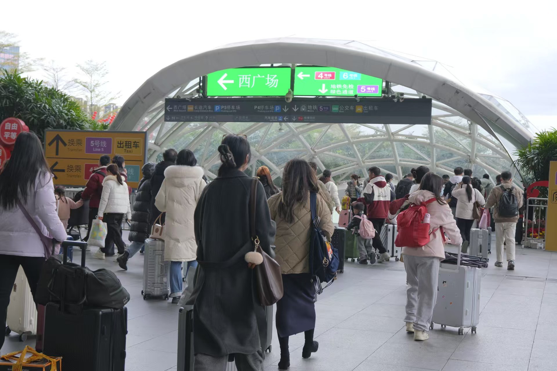 广深港春运跨境客流突破210万,深圳铁路春运21天到发客流突破1100万