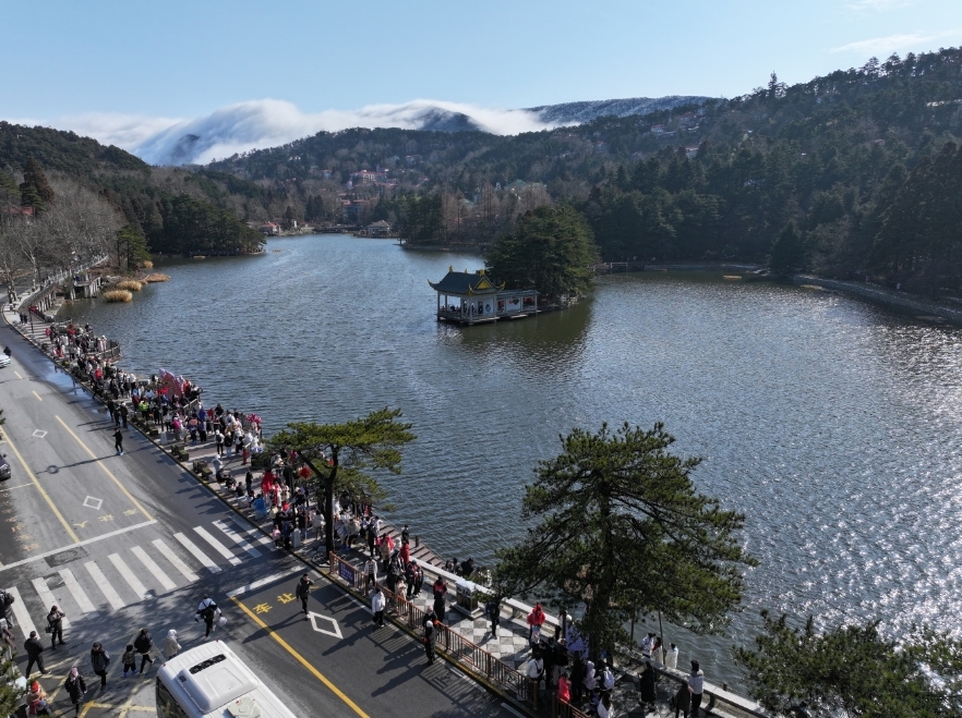 庐山风景名胜区:蛇年首场瀑布云磅礴呈现