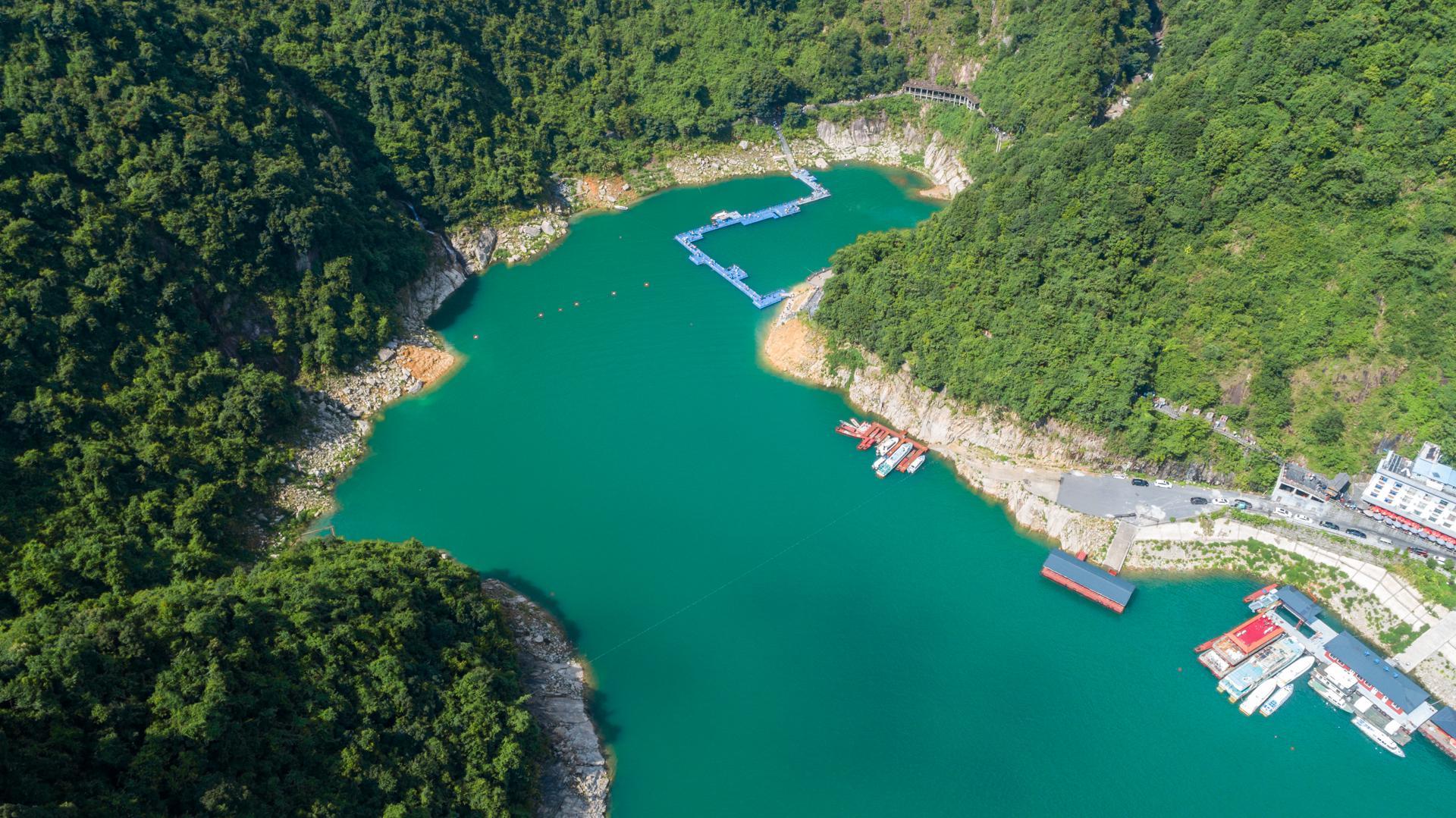 俯瞰郴州东江湖风景旅游区，坐着船游览，吹吹清新空气