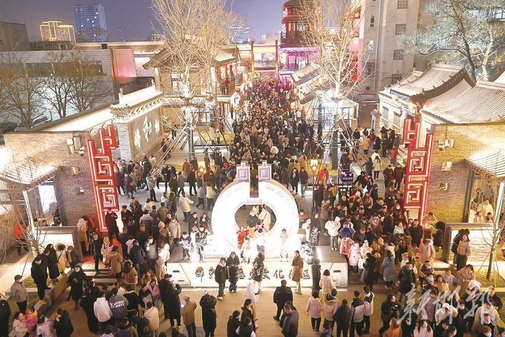 春节假期，市民和游客在邯郸道历史文化街区游玩。