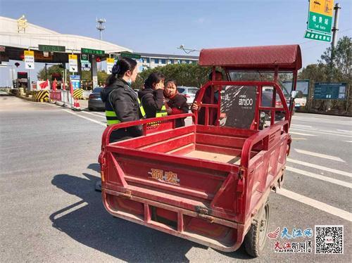 为驾驶员指引回家路线（谢静 供图）