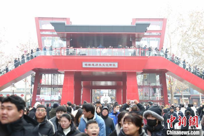 2月1日农历正月初四，河北省邯郸市邯郸道历史文化街区内，游客正在游玩。中新社记者 韩冰 摄