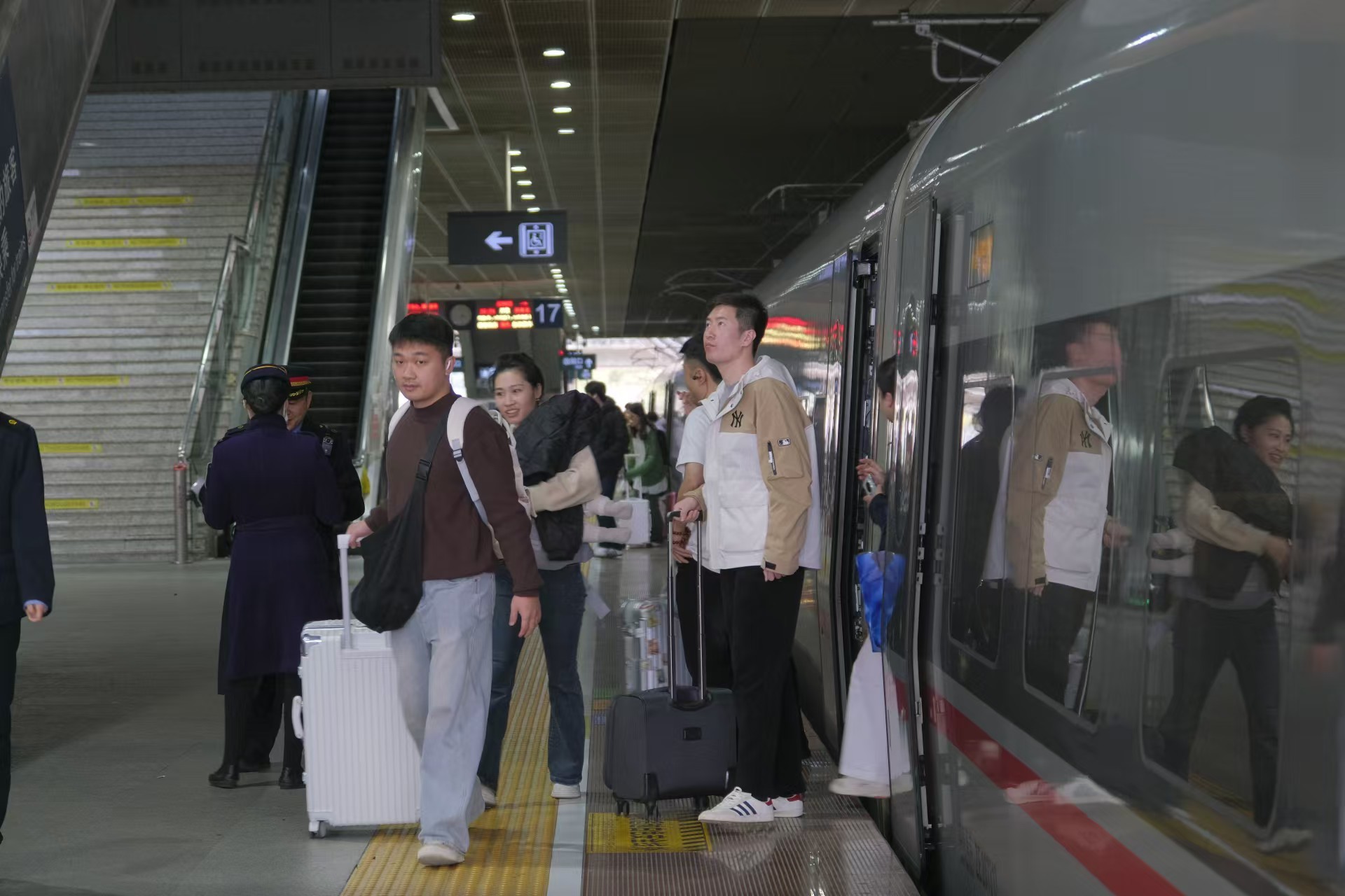 广深港春运跨境客流突破210万,深圳铁路春运21天到发客流突破1100万