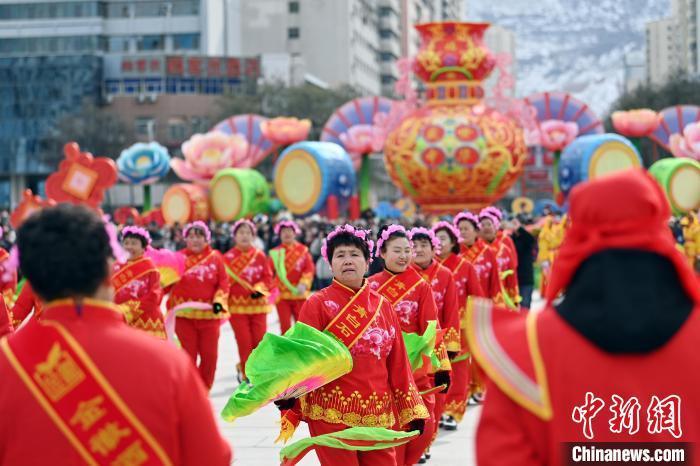 图为社火表演　中新社记者　九美旦增　摄