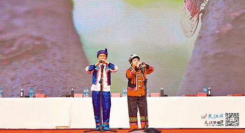 江西省文化馆迎新春活动，两位身着传统服饰的表演艺术家在台上吹唢呐。胡丰宇摄