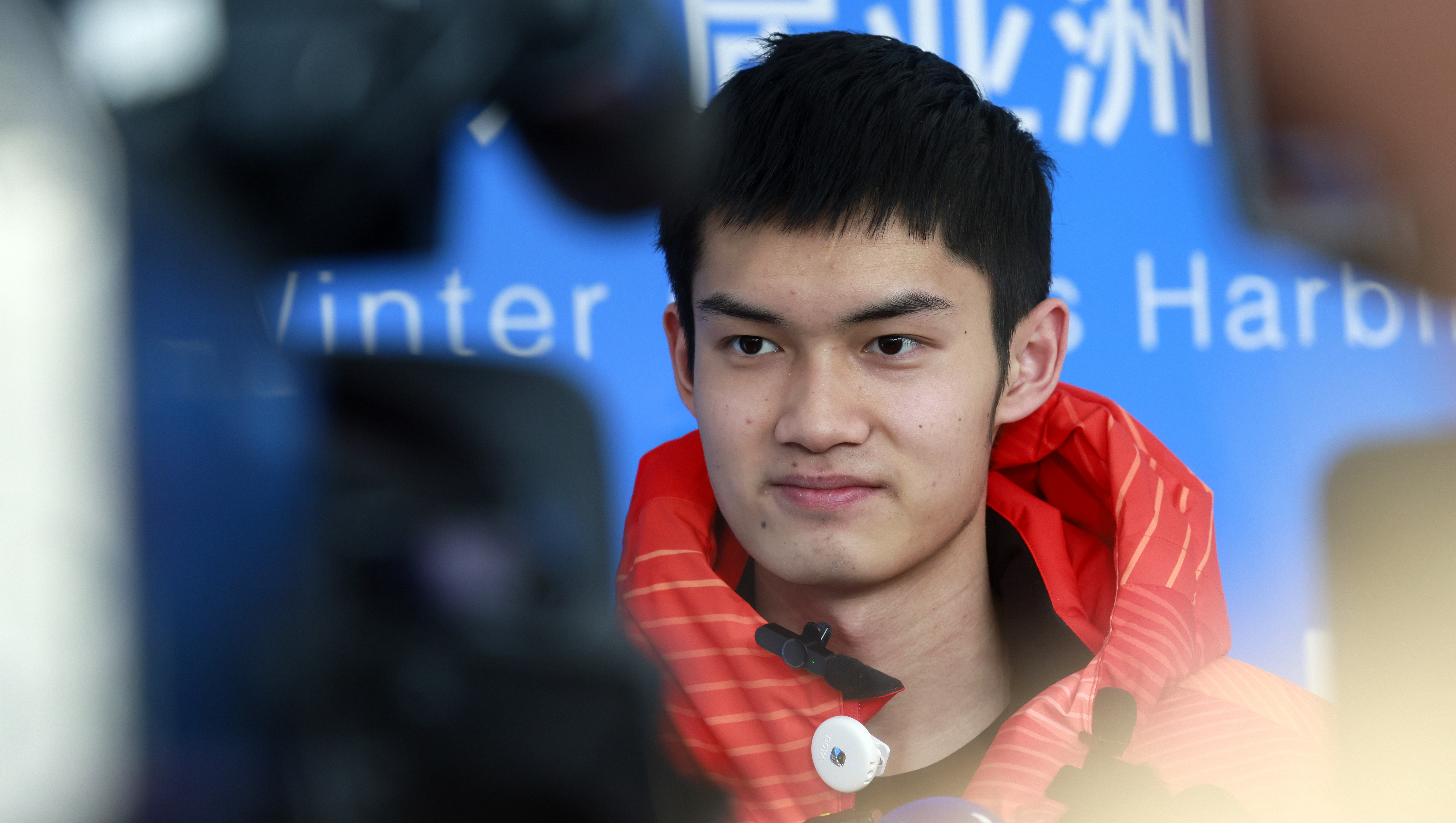 盛李豪眼神中充满专注与坚定