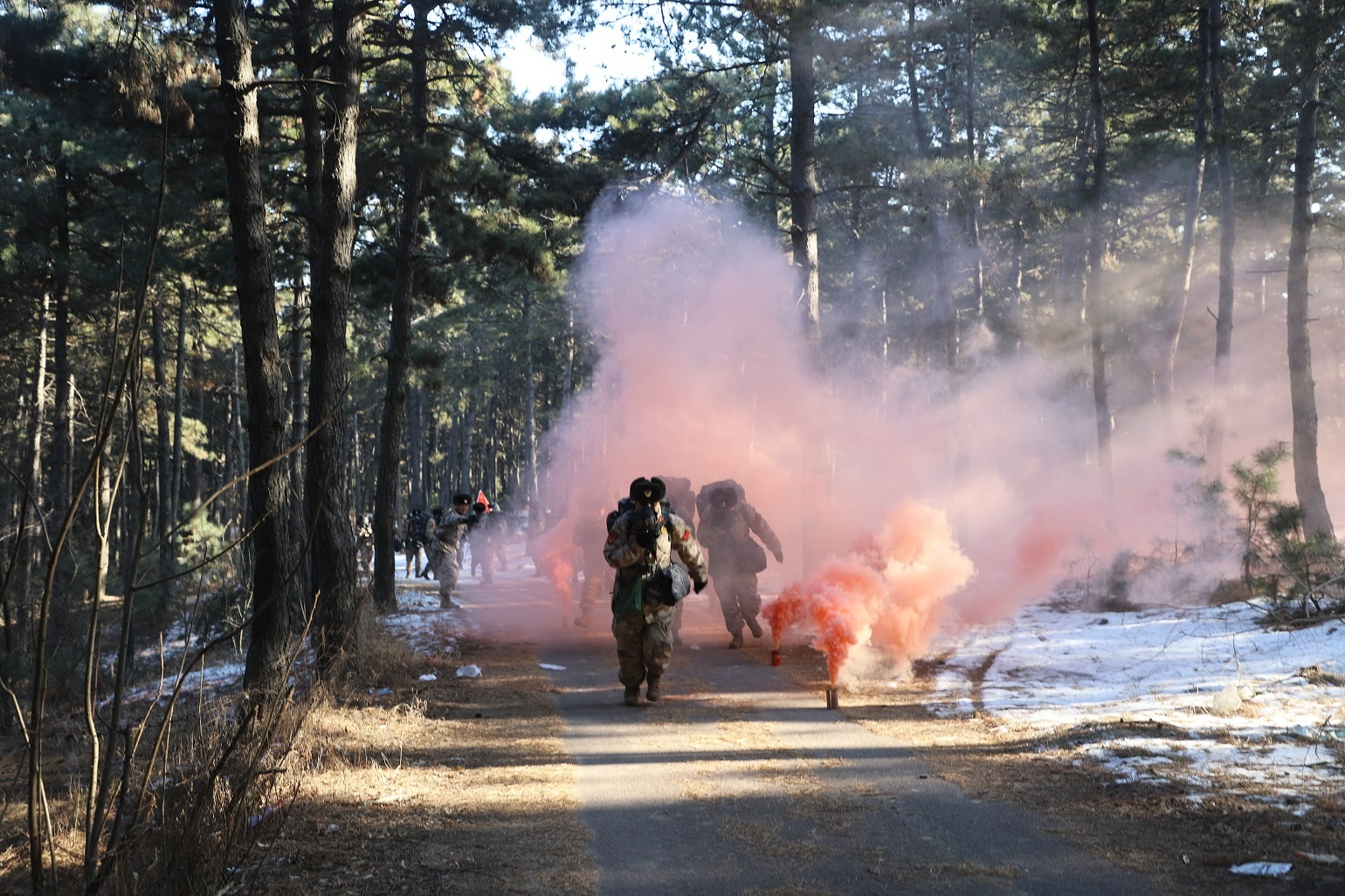 模拟通过染毒地段（央广网发 公主岭市委宣传部供图）