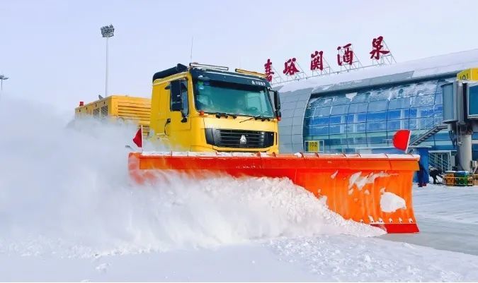嘉峪关机场除雪车正在清除机坪道面积雪　谢琪　摄