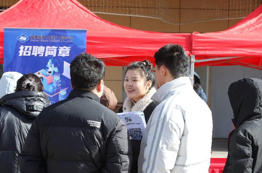 (图为:2025年2月7日,在安徽省合肥市肥西县上派镇名邦广场,用人单位工作人员向求职者介绍招聘岗位信息。)