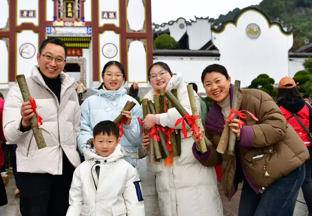 正月初五,在屈原故里景区,五路财神身着华服,为游客送上一份独特的新年祝福——发“柴”