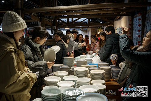 火热的陶瓷销售现场（景德镇市文旅局 供图）