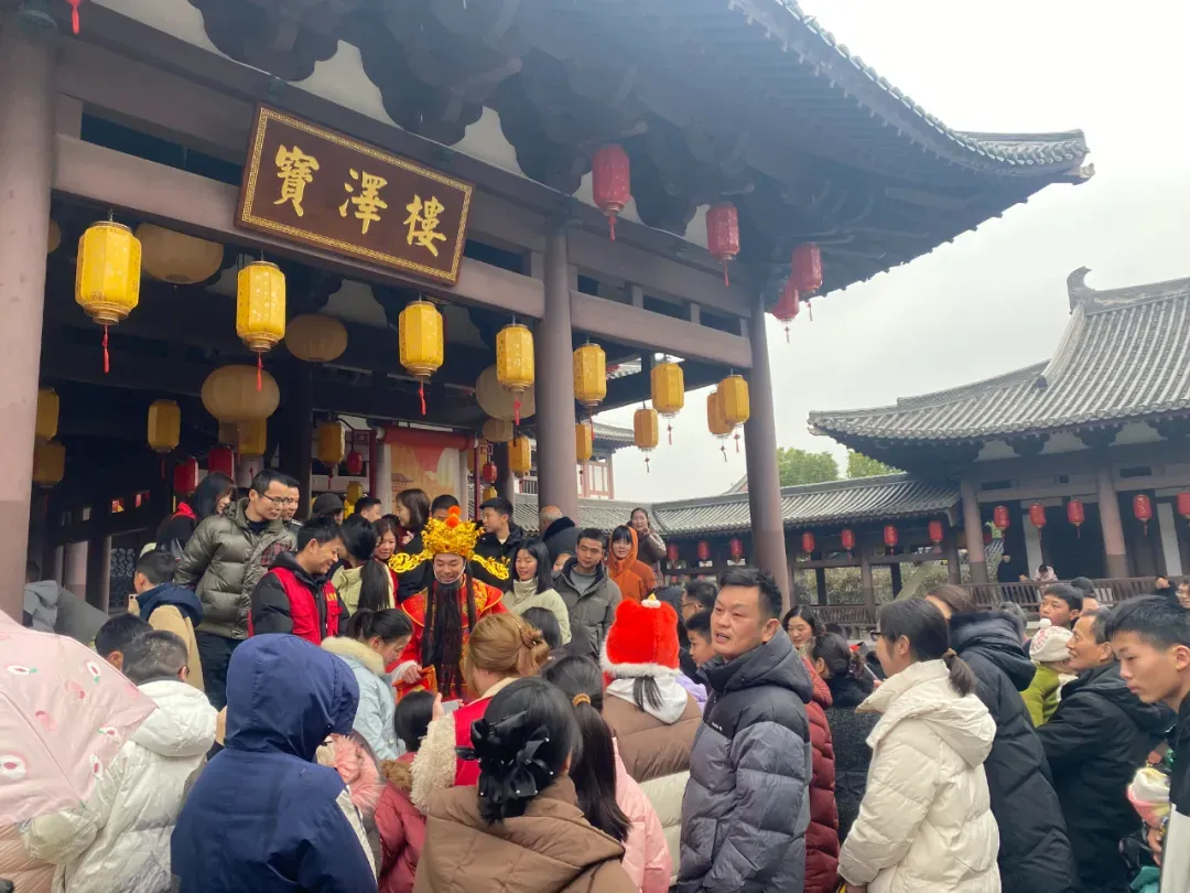 咸宁龙潭里景区正月初五开展“财神迅游”民俗活动,非常受游客欢迎