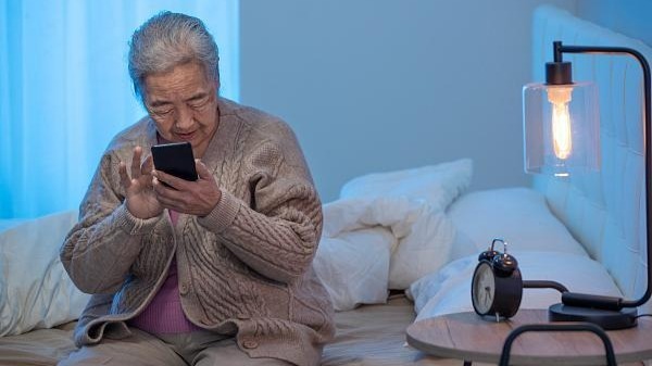 孙女制作说明书教92岁奶奶用智能手机