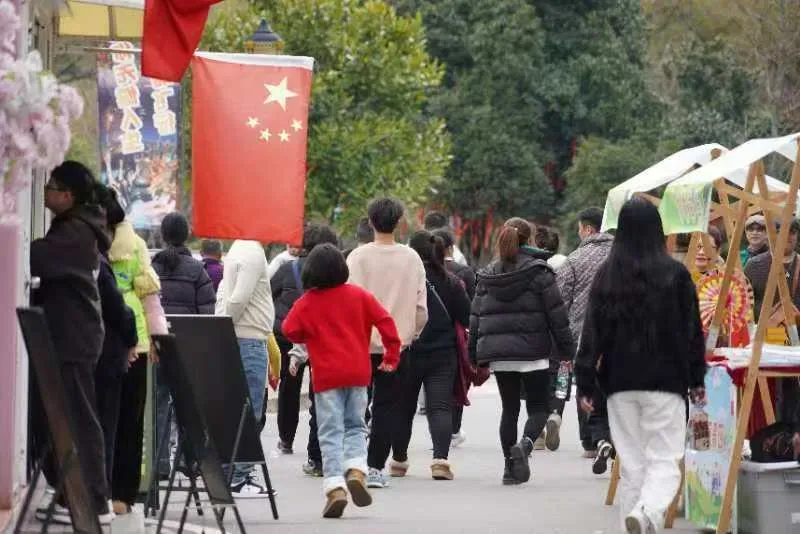 游客春节畅游咸宁陆水湖,感受传统文化的魅力